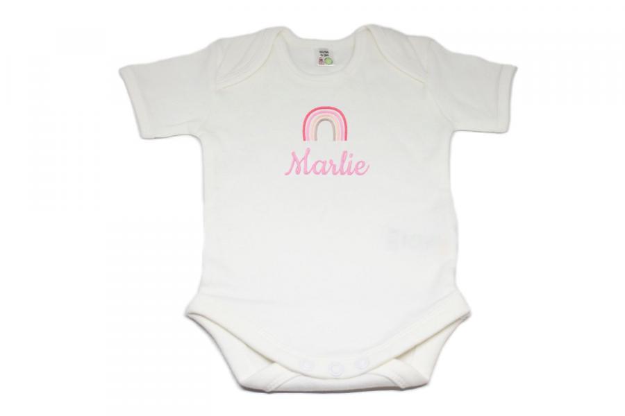 Babybody mit Namen bestickt Regenbogen