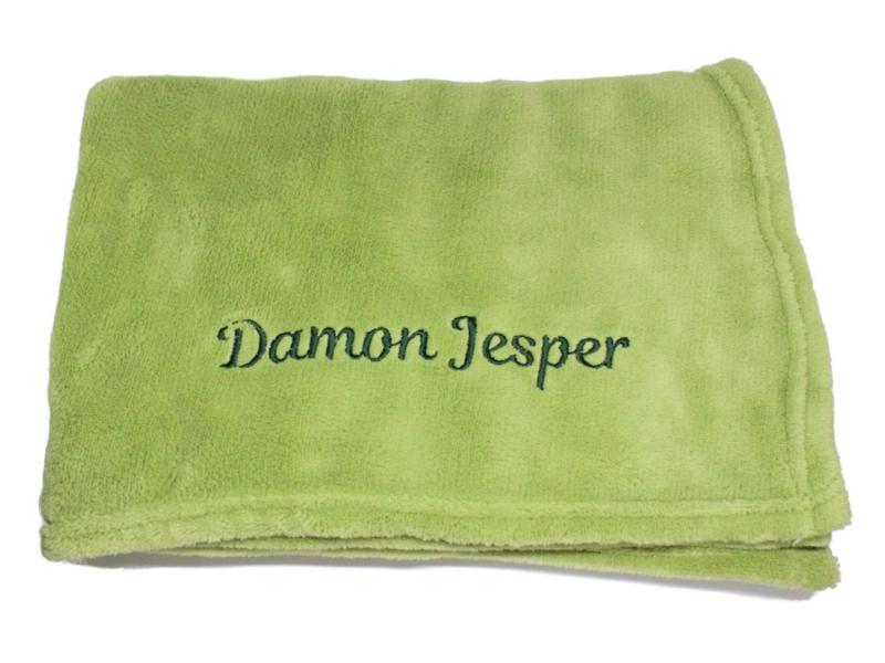 Babydecke mit Namen bestickt grün