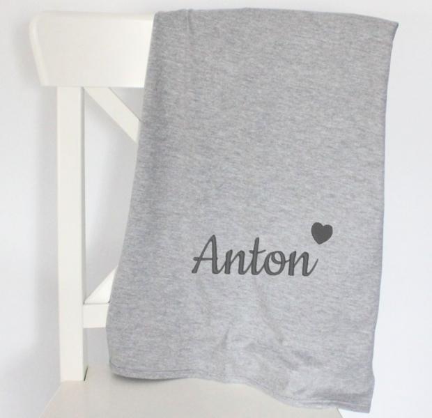 Babydecke mit Namen bestickt grau Herz