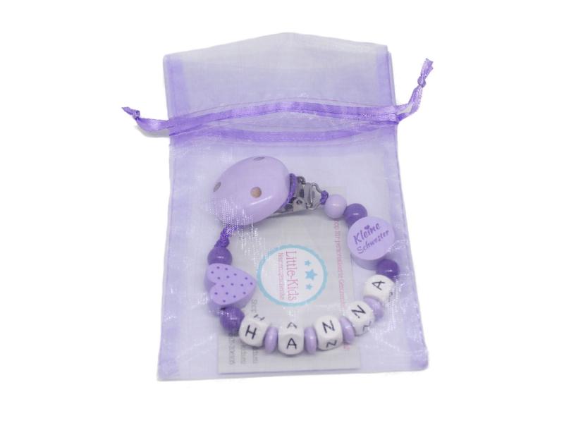Schnullerkette mit Namen Herz + kleine Schwester flieder Verpackung