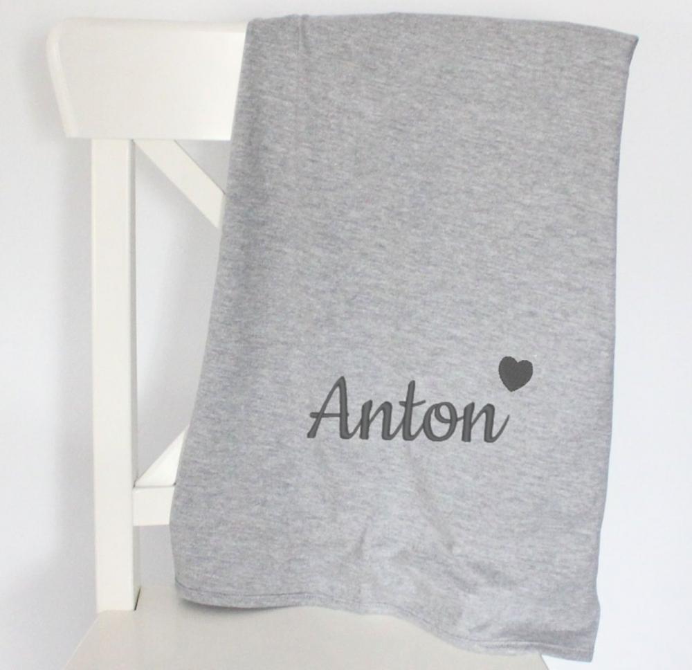 Babydecke mit Namen bestickt grau Herz