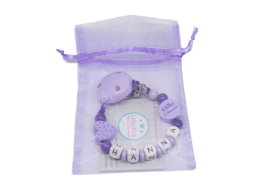 Schnullerkette mit Namen Herz + kleine Schwester flieder Verpackung